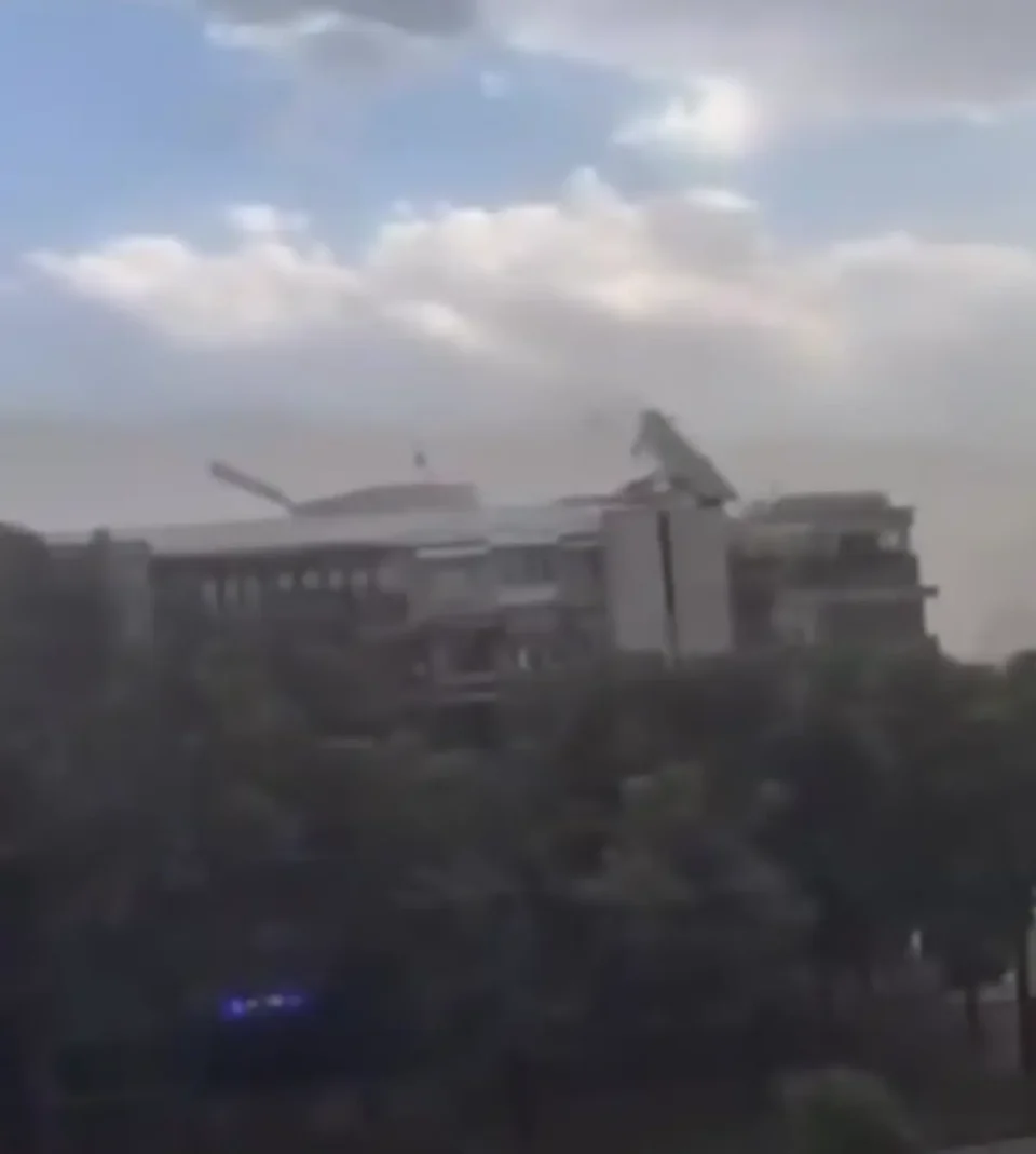 (ВИДЕО) КРОВ ЛЕТА КАКО ПЕРДУВ: Силниот ветер го откорна покривот од зграда во Скопје