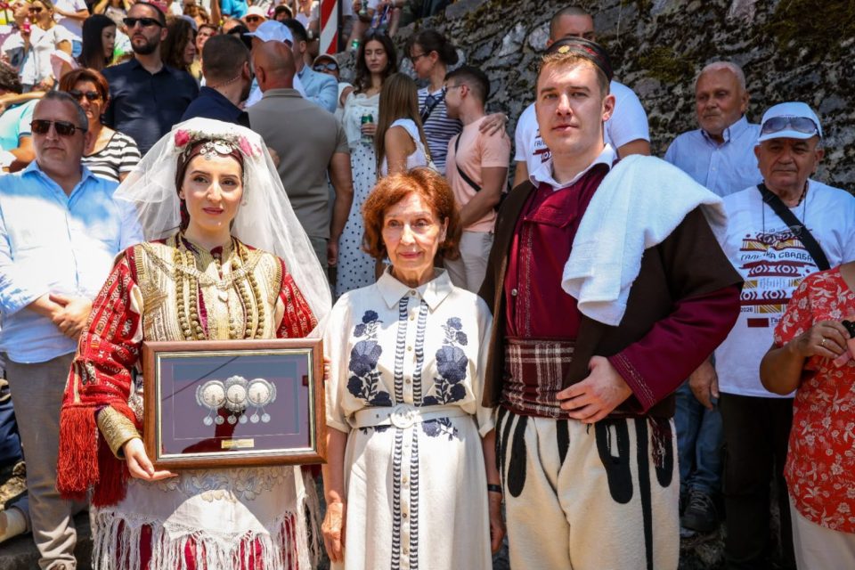 Сиљановска-Давкова им подари традиционална галичка пафта на младенците на „Галичка свадба“