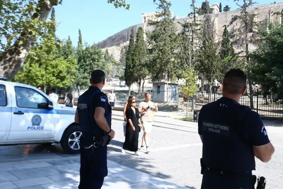 (ВИДЕО) НАПАД ПРЕД АКРОПОЛ ВО АТИНА: Маж со нож повреди двајца американски туристи
