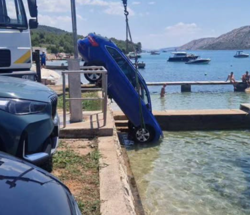 (ФОТО) АВТОМОБИЛ ЗАВРШИ ВО МОРЕТО: Несекојдневна сцена во Барбат на хрватскиот остров Раб