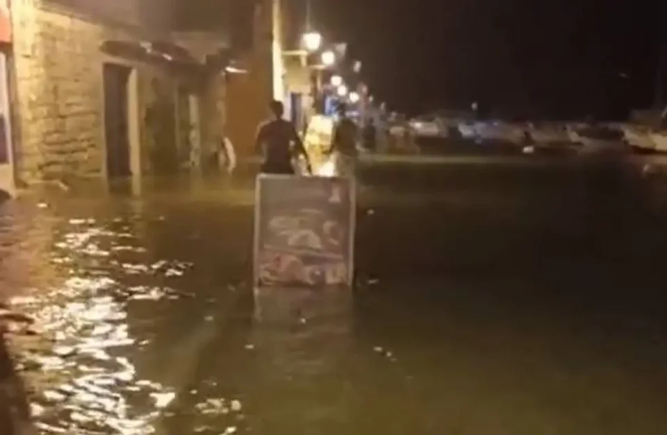 (ВИДЕО) МЕТЕОЦУНАМИ ГИ ШОКИРАШЕ ТУРИСТИТЕ НА ЈАДРАНОТ: Морето за неколку минути се крена и се излеа, па нагло се повлече