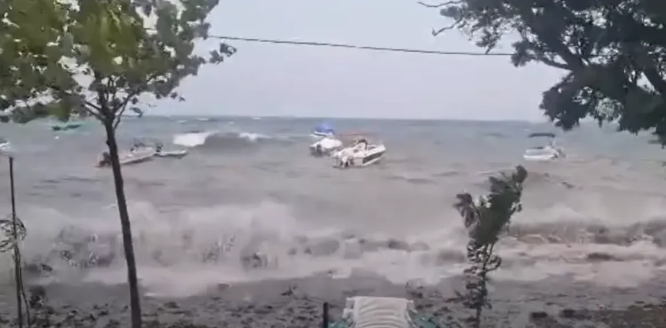 (ВИДЕО) СИЛНО НЕВРЕМЕ ГО ЗАФАТИ ОХРИДСКИОТ РЕГИОН: Големи бранови кај Градиште