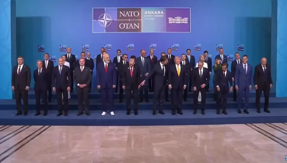 (ВИДЕО) Критики за белите патики на Рама на Самитот на НАТО
