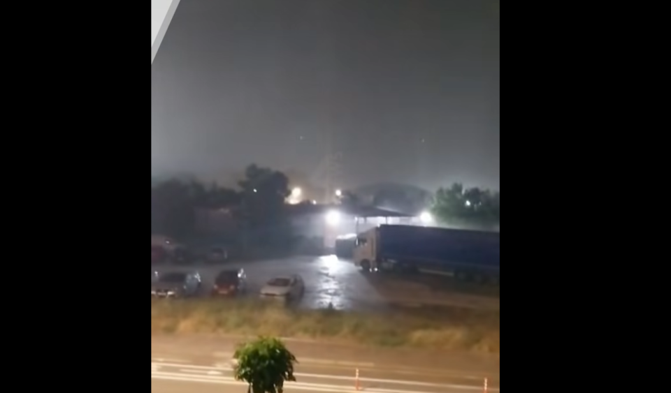 (ВИДЕО) БИТОЛА ПОД ВОДА: Возила се движеа низ длабоки наноси, поплавени улици и крстосници