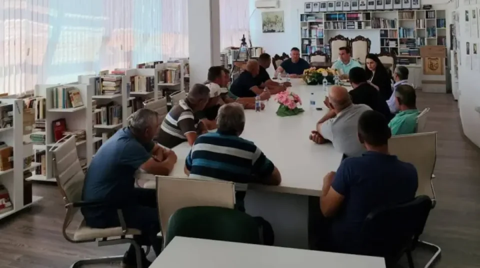 СЕРАФИМОВСКИ НА СРЕДБА СО СТОЧАРИТЕ ОД ПИЈАНЕЧКО-МАЛЕШЕВСКИОТ РЕГИОН: Надминат е проблемот со откупот на млекото