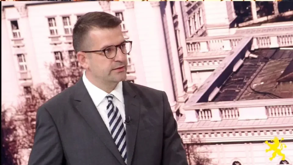 ТОМОВСКИ ЗА ВОВЕДУВАЊЕТО ОБОЕНИ РЕГИСТЕРСКИ ТАБЛИЧКИ: За 70% се намалија злоупотребите на службените возила