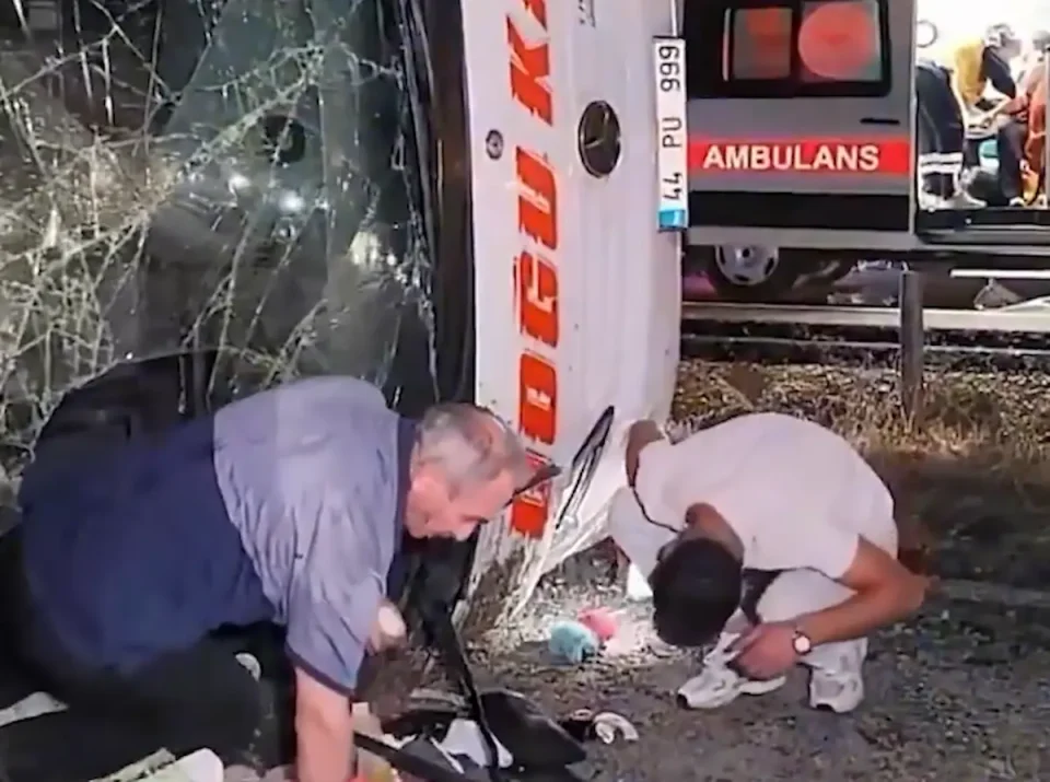 (ВИДЕО) АВТОБУС СЕ ПРЕВРТЕ НА АВТОПАТ ВО ТУРЦИЈА: Повредени се 40 лица