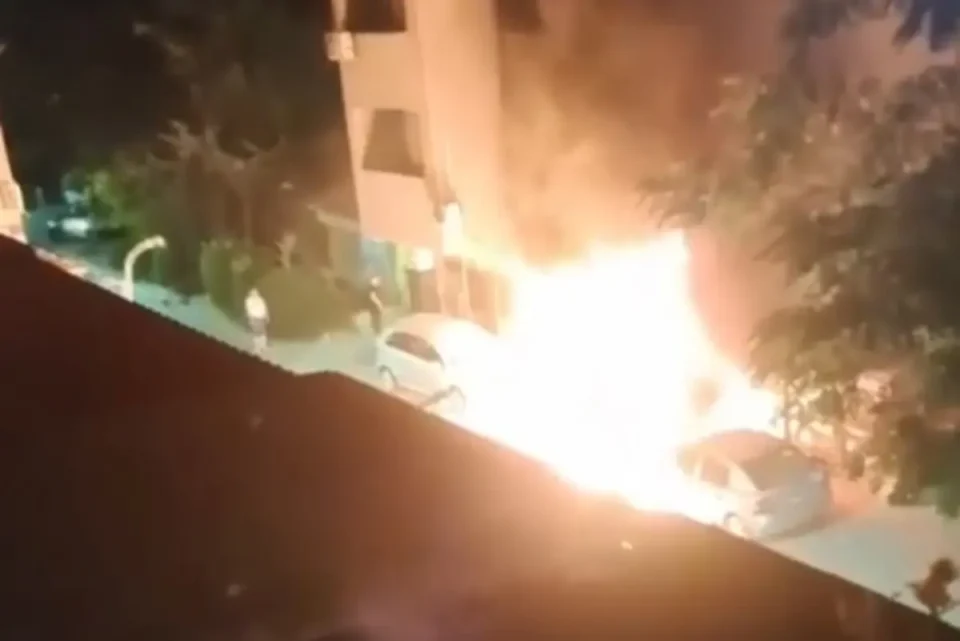 (ВИДЕО) Две возила утрово опожарени на „Џон Кенеди“ во Чаир