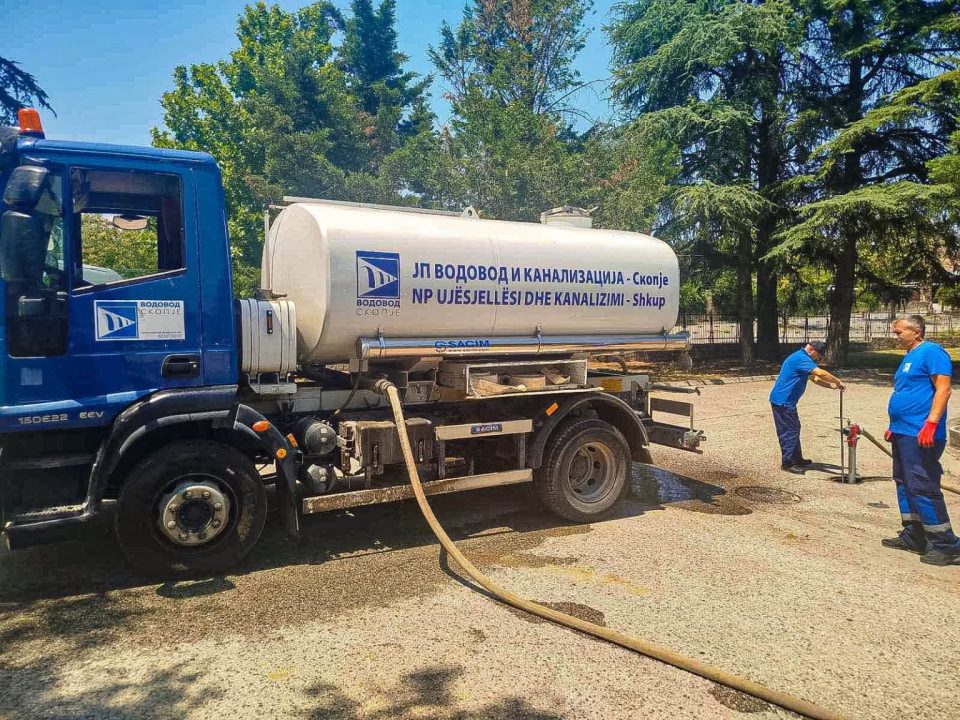 (ФОТО) Град Скопје испраќа цистерни со питка вода, помош за жителите на Гостивар