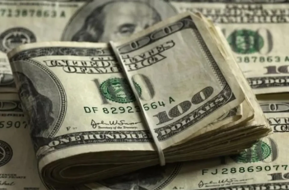 Доларскиот индекс падна по сигналите за забавување на инфлацијата во САД