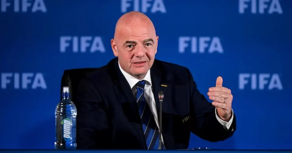 ФИФА НЕ ЗБОРУВА ЗА СПОРНИТЕ ОДЛУКИ: Инфантино упати пофалби за судиите