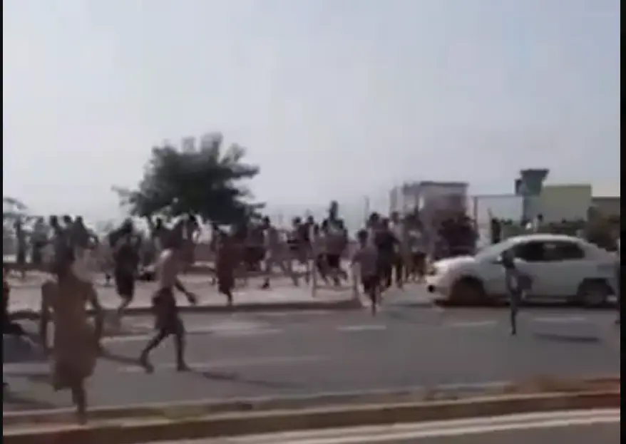 (ВИДЕО) МИГРАНТИ МАСОВНО НАВЛЕГУВААТ ВО СЕУТА: Шпанската полиција не успева да го запре бранот