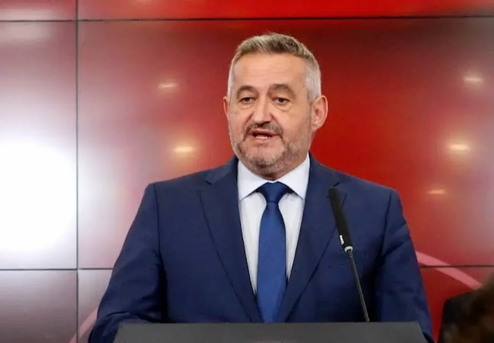 КЛЕКОВСКИ ВО ГОСТИВАР ПО СОМНЕЖИТЕ ЗА ЗАГАДЕНА ВОДА: Министерот ќе даде изјава од болницата