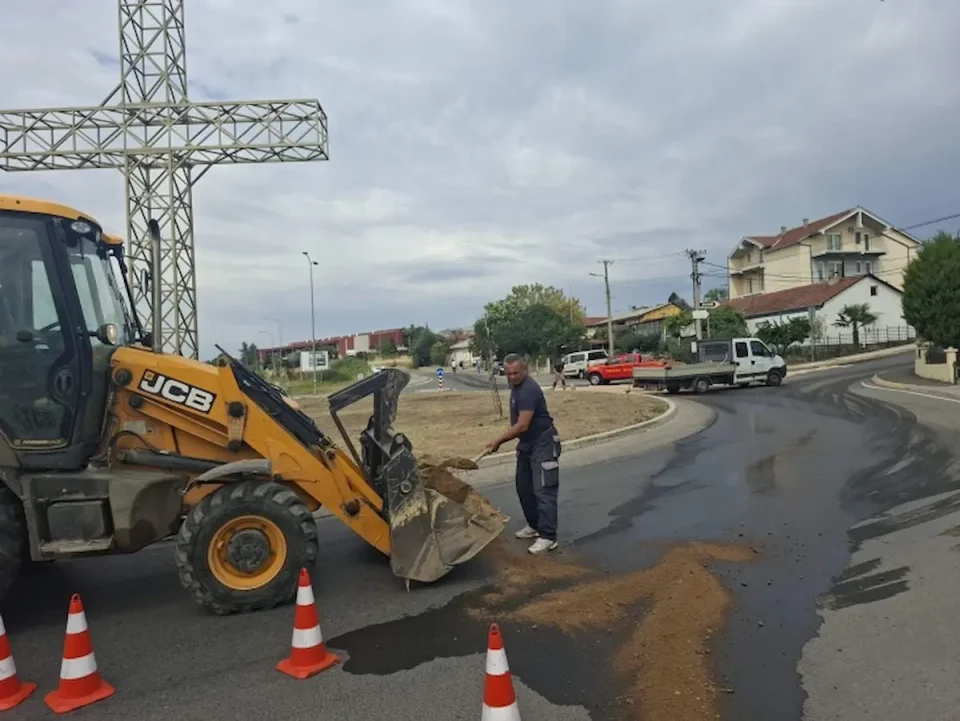 (ФОТО) ТОН НАФТА СЕ ИЗЛЕАЛ НА УЛИЦА ВО КОЧАНИ: Сообраќајот е во застој
