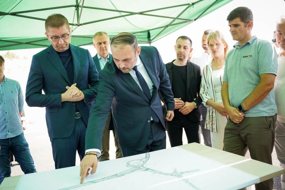 ОПОЗИЦИЈАТА СЕ ПРЕТВОРИ ВО ТАЖНО И НЕСРЕЌНО ДРУШТВО КОЕ ШИРИ ЛАГИ: Наше е да работиме, порача Мицкоски