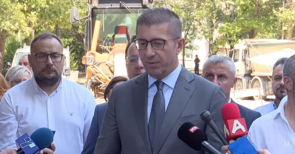ПОВТОРНО ЛОША ВЕСТ ЗА ОПОЗИЦИЈАТА: Нема банкрот, нема мигрантска криза – следуваат поевтини горива и нови инвестиции, вели Мицкоски