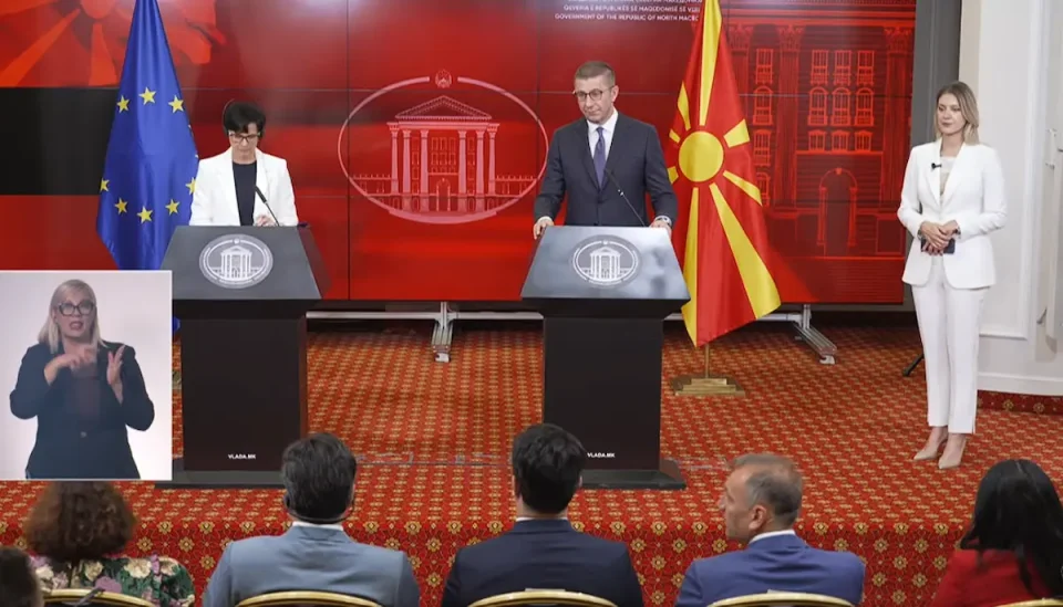 (ВО ЖИВО) Заедничка прес-конференција на премиерот Мицкоски и европската комесарка за проширување, Марта Кос