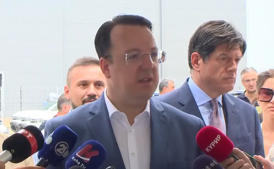 (ВО ЖИВО) Николоски и амбасадорот на ЕУ, Михалис Рокас, на промоција на нови возила – донација од ЕУ
