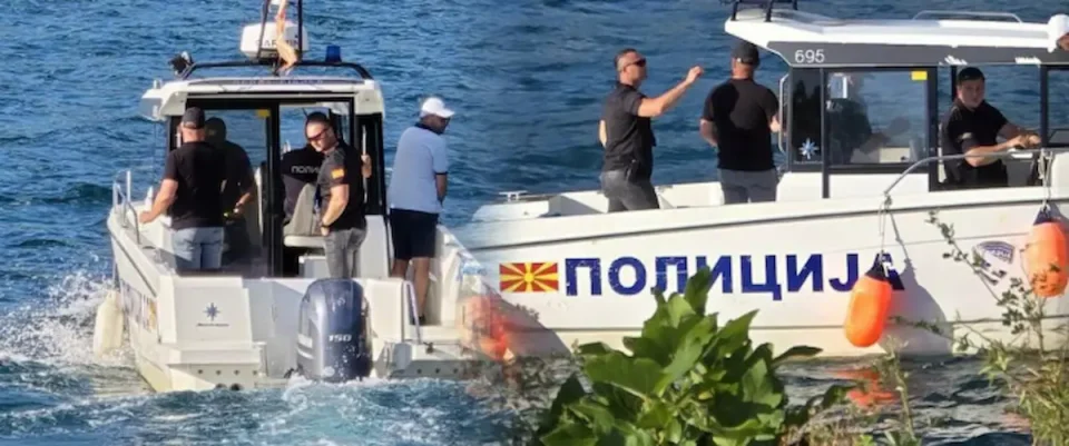 Спасени две девојки на СУП даски во Охридското Езеро откако ветер ги однел далеку од брегот
