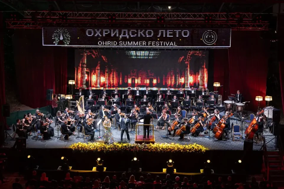 (ФОТО) ПОЧНА 66. „ОХРИДСКО ЛЕТО“: Спектакуларна оперска гала вечер пред 4.000 посетители, овации за Ермонела Јахо и за Чарлс Кастроново
