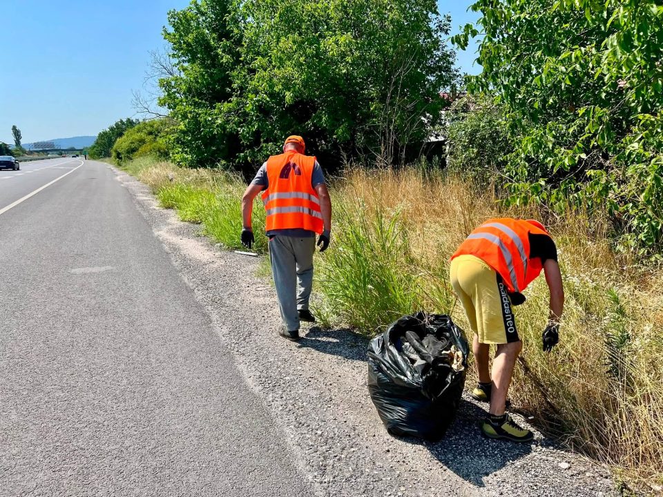 (ФОТО) РАБОТНА АКЦИЈА: Осуденици чистат магистрални и регионални патишта низ Македонија