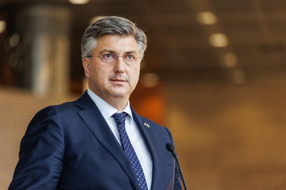 Судир помеѓу лимузината во која бил хрватскиот премиер со возило од конвојот