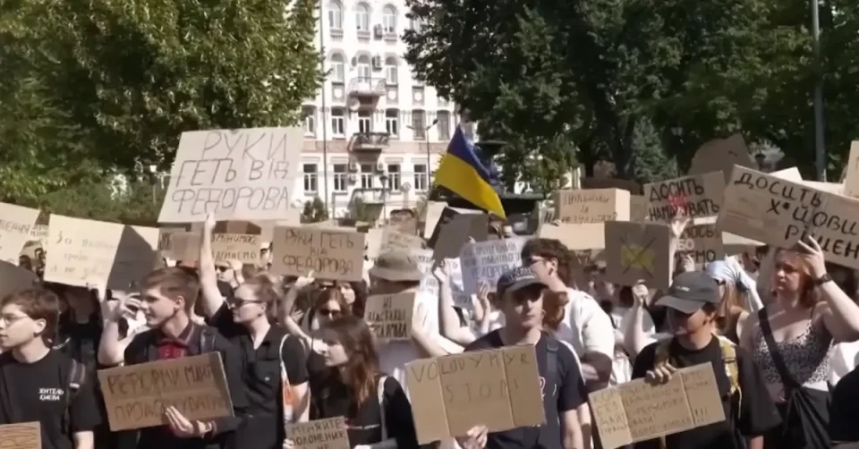 СМЕНАТА НА ФЕДОРОВ ГО КРЕНА КИЕВ НА НОЗЕ: Илјадници протестираат против одлуката на Зеленски