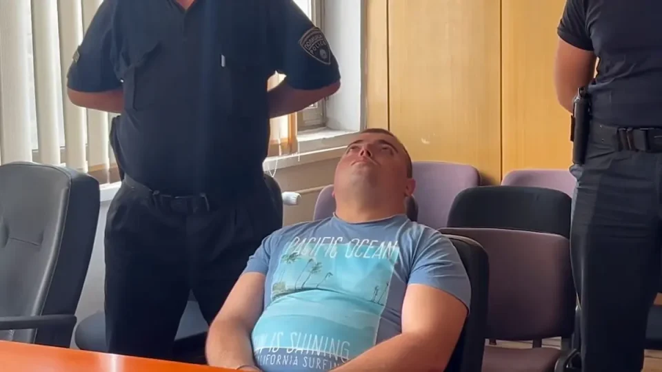 (ВИДЕО) ПОЧНА СУДЕЊЕТО НА ОБВИНЕТИОТ СЕРИСКИ УБИЕЦ ОД СТАРО НАГОРИЧАНЕ: Гледаше во плафон, па рече дека не е виновен за убиство на 4 жени