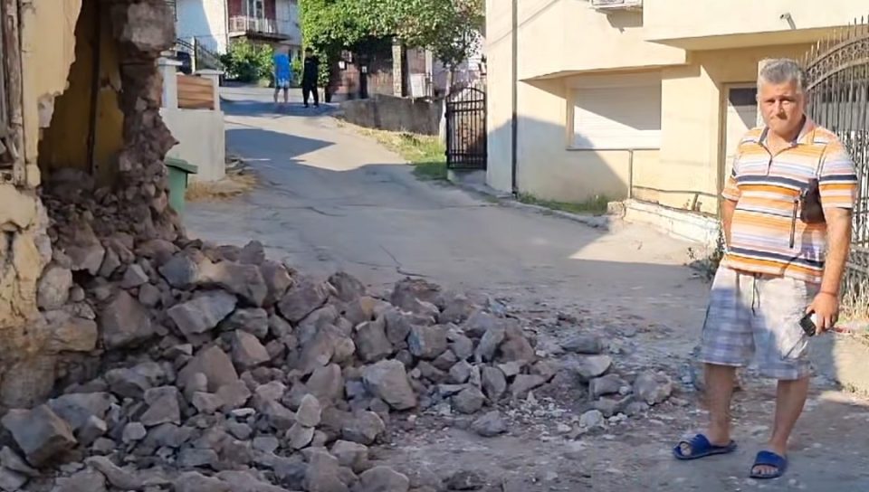 (ВИДЕО) ДОДЕКА СПИЕЛЕ ПО ДОМА: Багер му срушил дел од куќата, тврди штипјанец
