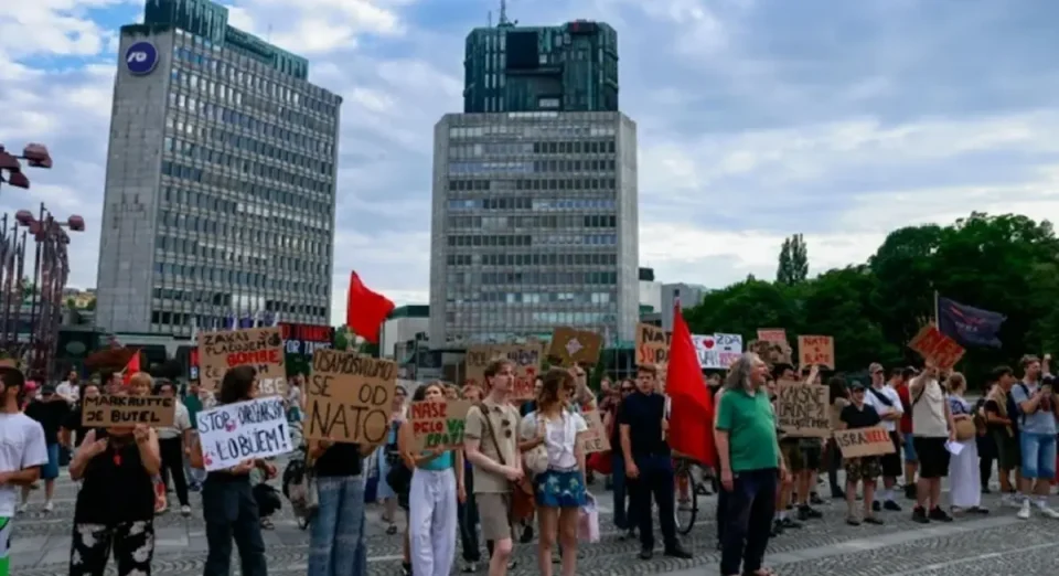 ПРОТЕСТ ВО ЉУБЉАНА: Демонстрантите побараа излегување на Словенија од НАТО