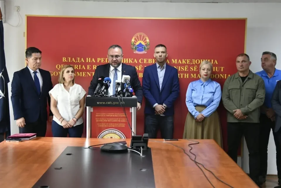 НИТУ ВОЈСКАТА, НИТУ ПОЛИЦИЈАТА НЕ ТРЕБА ДА ОБЕЗБЕДУВА ВОДОВОДИ: Општинските служби да си ја вршат работата, им порача Тошковски