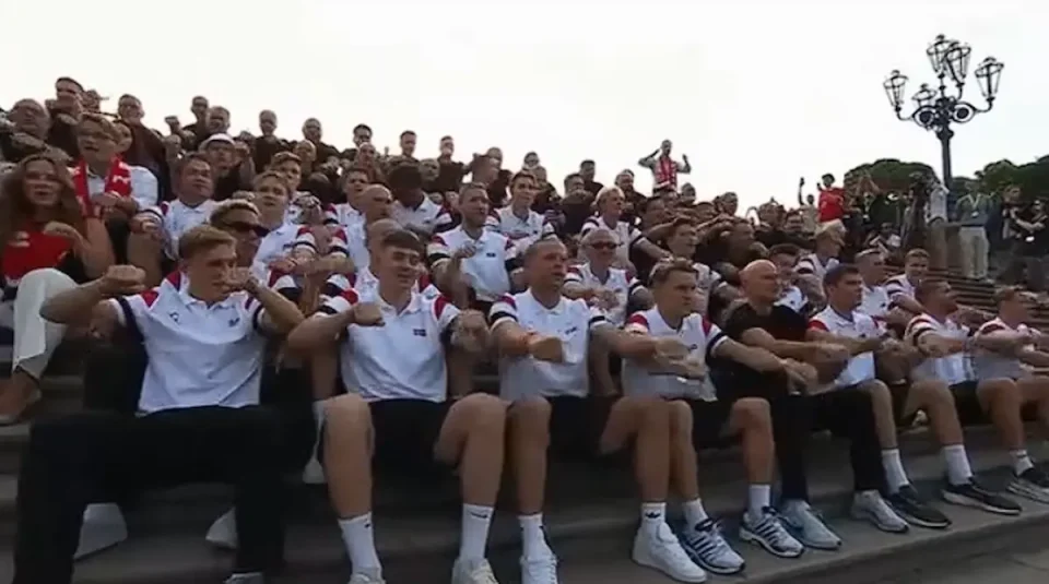 (ВИДЕО) НОРВЕЖАНИТЕ ПРИРЕДИЈА НЕВИДЕНА ПРОСЛАВА НА УЛИЦИТЕ ВО ОСЛО: 100.000 навивачи веслаа заедно со играчите