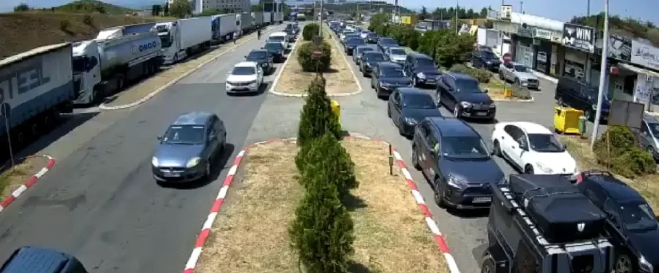 На „Богородица“ од земјава излегле близу 22 000 патници: На грчка страна застојот е двојно поголем