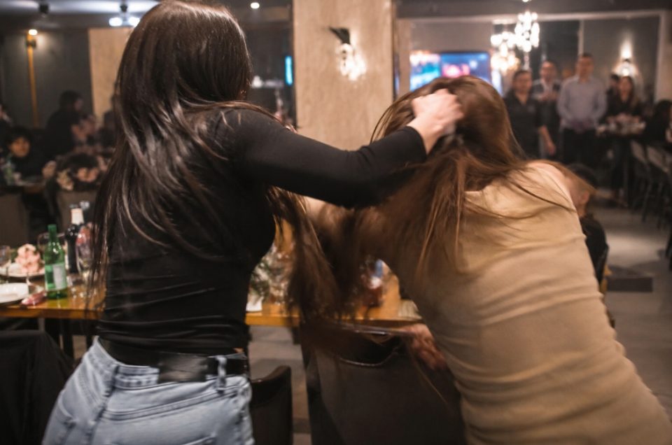 ЖЕНИ СЀ ПОЧЕСТО ВО ФИЗИЧКИ ПРЕСМЕТКИ: Скопјанка нападнала кумановка во угостителски објект