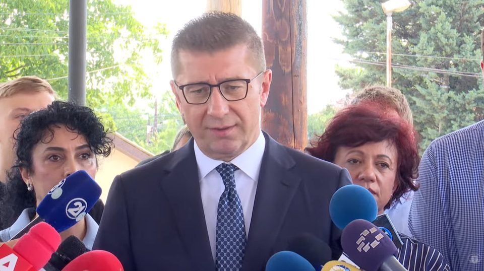 Премиерот Мицкоски на отворањето на новата спортска сала во ООУ „Круме Кепески“ во Кисела Вода