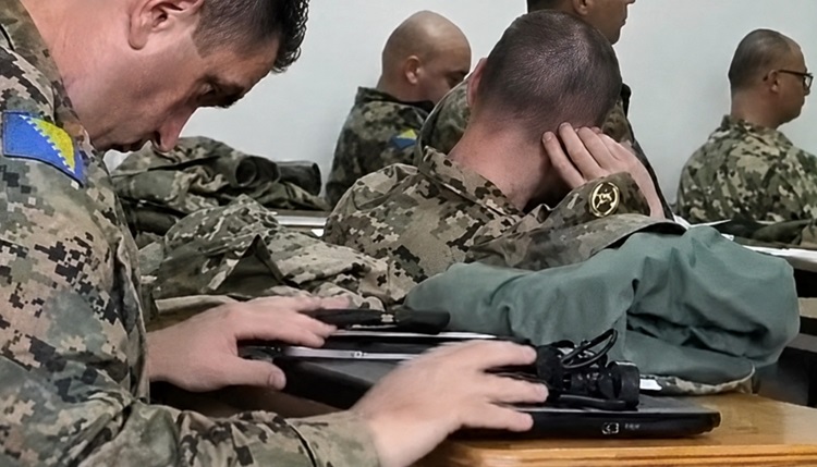 (ВИДЕО) ВОЈНИК НА БиХ СЕ МАЧИ ДА ОТВОРИ ЛАПТОП: Снимката веднаш стана хит на социјалните мрежи