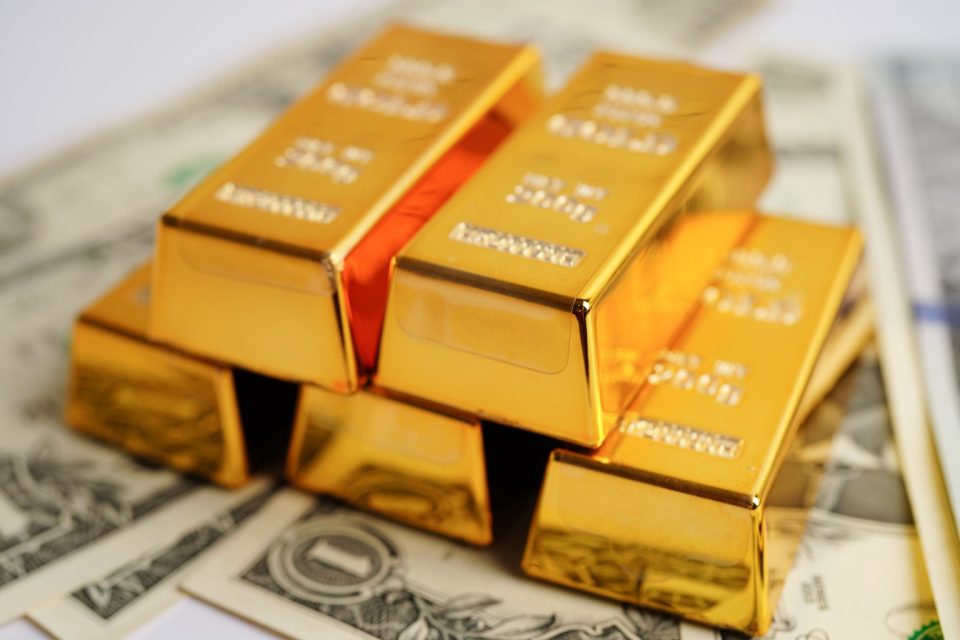 Цената на златото се искачи на 4.300 долари за унца