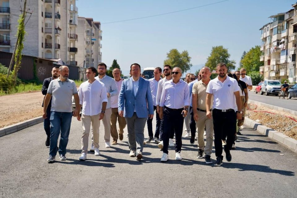 (ФОТО) Николоски: Инвестираме преку 5, 6 милиони евра во изградба на булевари, улици и комунална мрежа во Струга