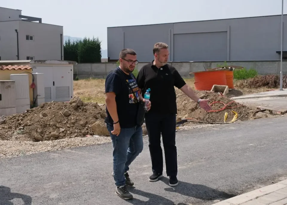 ЛУКРОВСКИ НА УВИД ВО БАРДОВЦИ: Нови улици, канализација и ЛЕД-осветлување во населбата