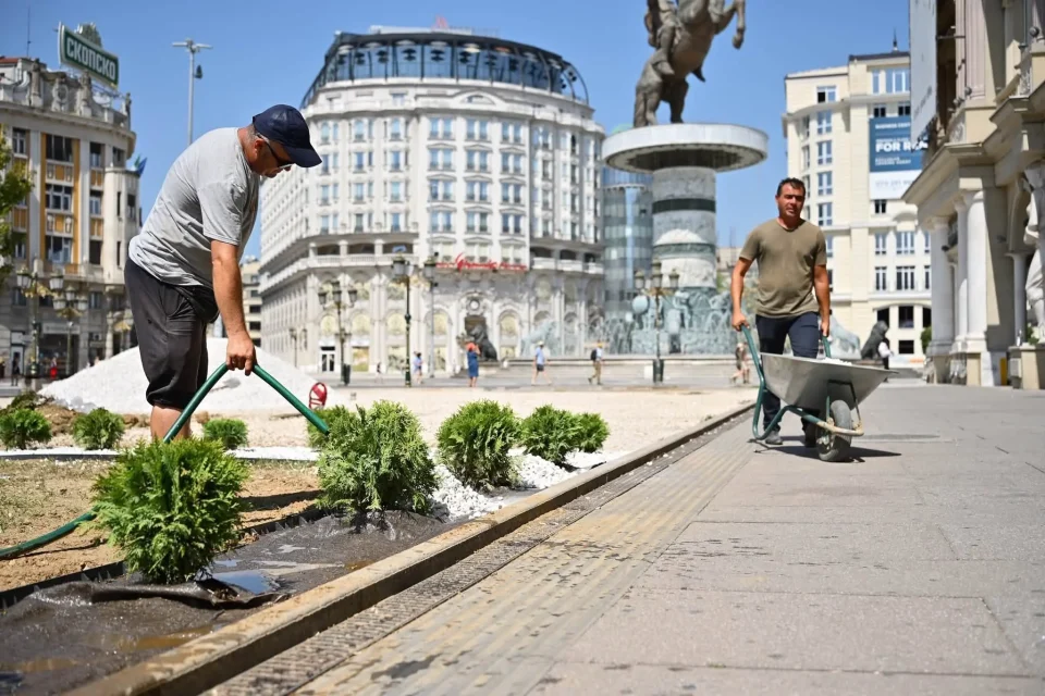 Се средува запуштениот тревник на плоштад „Македонија”