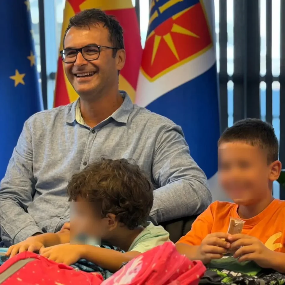 НОВИ 410 ПРВАЧИЊА ВО ЃОРЧЕ ПЕТРОВ: Општината обезбеди ранци, прибор, ужинка и финансиска помош