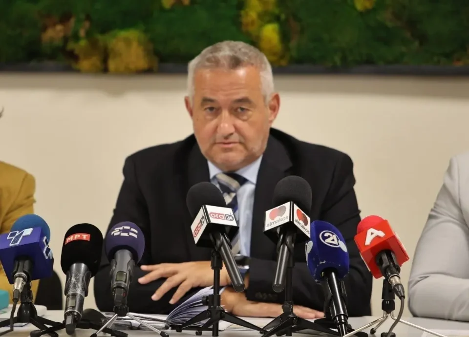 Клековски повика на празнење на базените поради западнонилската треска: „Знам дека е тешко на високи температури“