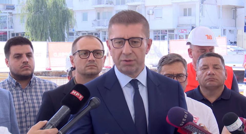 Mицкоски за одлуката на Абази за модуларните болници: Не му значи што живи гореа 14 луѓе
