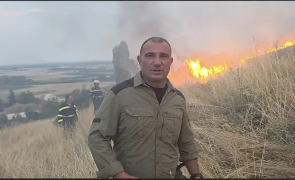 (ВИДЕО) ВО ЖИВО ОД ЛОЗАНИ: Пожарот се приближи до куќите, пожарникари и жители спречуваат катастрофа