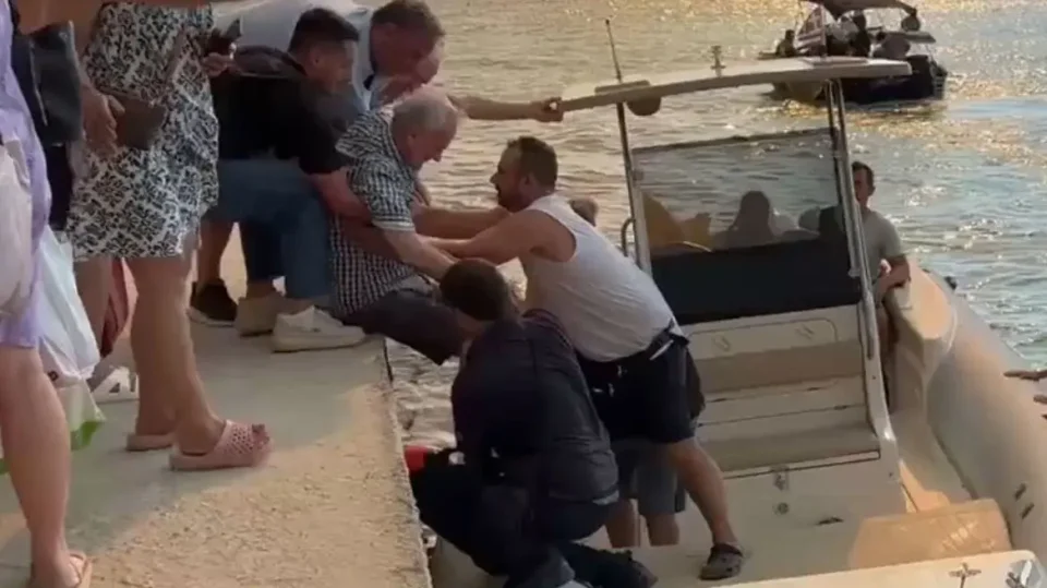 (ВИДЕО) ТУРИСТИ ЕВАКУИРАНИ СО БРОДОВИ ОД ХАЛКИДИКИ: Повеќе од 400 лица префрлени на безбедно поради големиот пожар