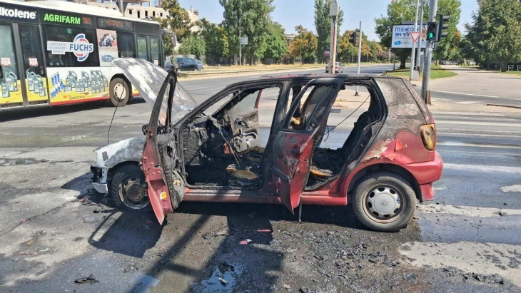 Се запали автомобил на крстосницата кај Мавровка