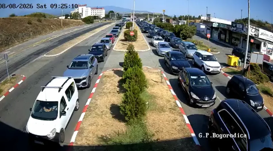 ЗГОЛЕМЕНА ФРЕКВЕНЦИЈА НА ПАТИШТАТА: Се чека по 30 минути на Табановце и Богородица