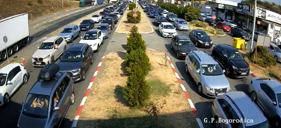 КОЛОНИ ВОЗИЛА: Околу еден час се чека за влез во Грција