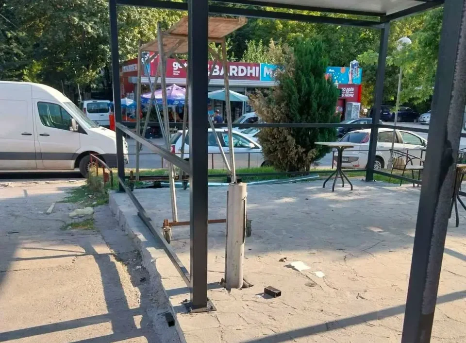 Исекол столб од улично осветлување за на диво да си изгради настрешница во Скопје Север