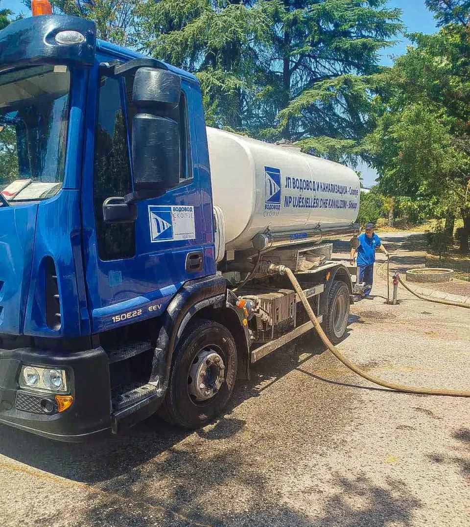 ТРИ ЦИСТЕРНИ ЗА ГРАЃАНИТЕ НА ГОСТИВАР: Водата од водоводот сè уште не е за пиење